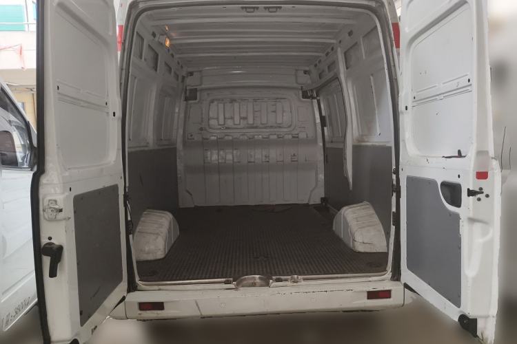 Used SAIC MAXUS Xintu V80 2023 2.0T Manual Classic City Delivery King Short Wheelbase Mid-Roof 3-Seater Trunk