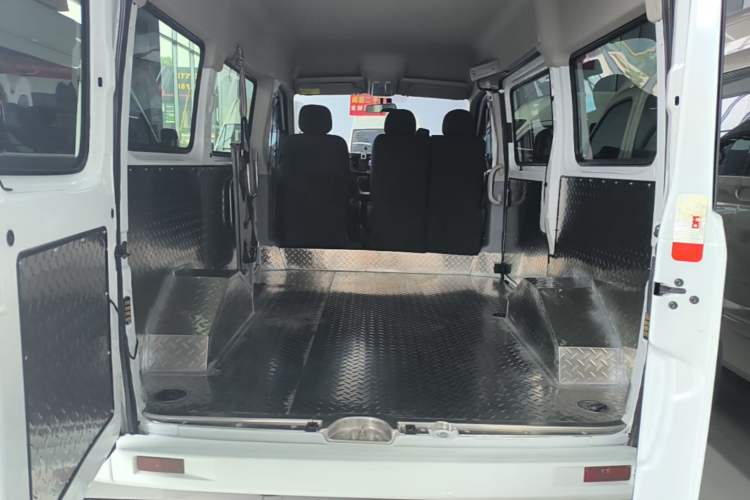 Used SAIC MAXUS Xintu V80 2023 2.0T AMT Classic Aoyuntong Short Wheelbase Mid-Roof 5/6-Seater Trunk