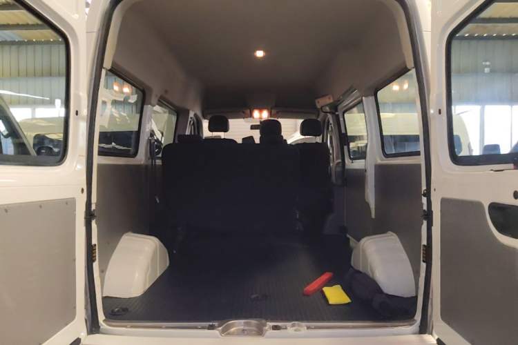 Used SAIC MAXUS Xintu V80 2023 2.0T Manual Classic Aoyuntong Short Wheelbase Mid-Roof 5/6-Seater Trunk