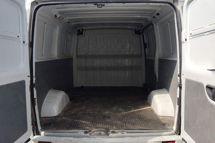 Used SAIC MAXUS Xintu V80 2023 2.0T Manual Classic City Delivery King Short Wheelbase Ultra-Low Roof 3-Seater Trunk