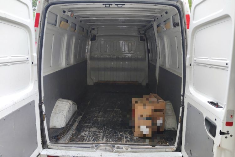 Used SAIC MAXUS Xintu V80 2023 2.0T Manual Classic City Delivery King Long Wheelbase Mid-Roof 3-Seater Trunk