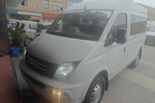 Ojetý SAIC MAXUS Xintu V80 2023 2.0T AMT Classic Aoyuntong Short Wheelbase Mid-Roof 5/6-Seater