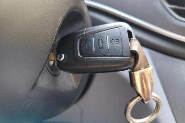 Used SAIC MAXUS Xintu V80 2023 2.0T AMT Classic Aoyuntong Short Wheelbase Mid-Roof 5/6-Seater Vehicle Key