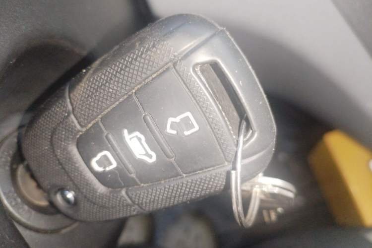 Used SAIC MAXUS Xintu V80 2023 2.0T AMT Classic Aoyuntong Short Wheelbase Ultra-Low Roof 5/6-Seater Vehicle Key