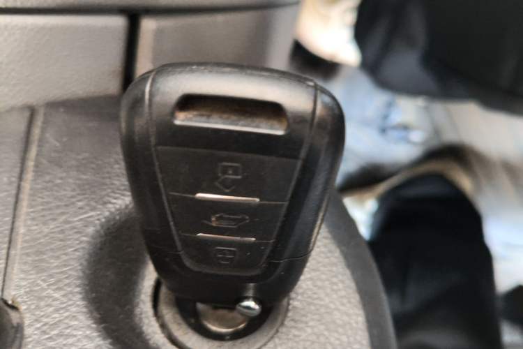 Used SAIC MAXUS Xintu V80 2023 2.0T Manual Classic Aoyuntong Short Wheelbase Mid-Roof 7/8/9-Seater Vehicle Key