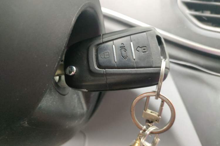 Used SAIC MAXUS Xintu V80 2023 2.0T Manual Classic Aoyuntong Short Wheelbase Mid-Roof 7/8/9-Seater Vehicle Key