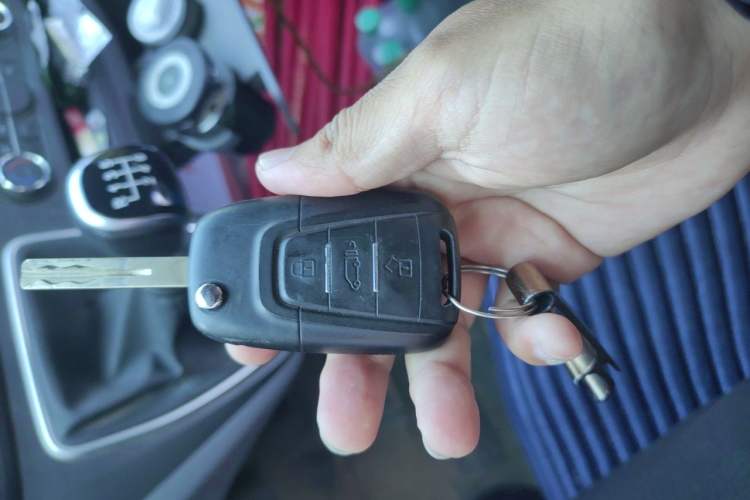 Used SAIC MAXUS Xintu V80 2023 2.0T Manual Classic Aoyuntong Short Wheelbase Mid-Roof 5/6-Seater Vehicle Key