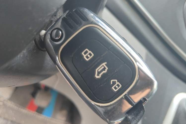 Used SAIC MAXUS Xintu V80 2023 2.0T Manual Classic Aoyuntong Long Wheelbase Mid-Height 6/7/8/9-Seater Vehicle Key