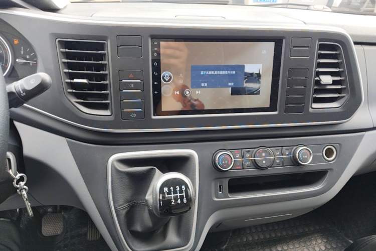 Used SAIC MAXUS Xintu V80 2024 Aotong Value Edition 6MT Long-Wheelbase Mid-Roof Model with 127 Ps Available in 6/7/8/9-Seater Configurations Audio And AC Panel