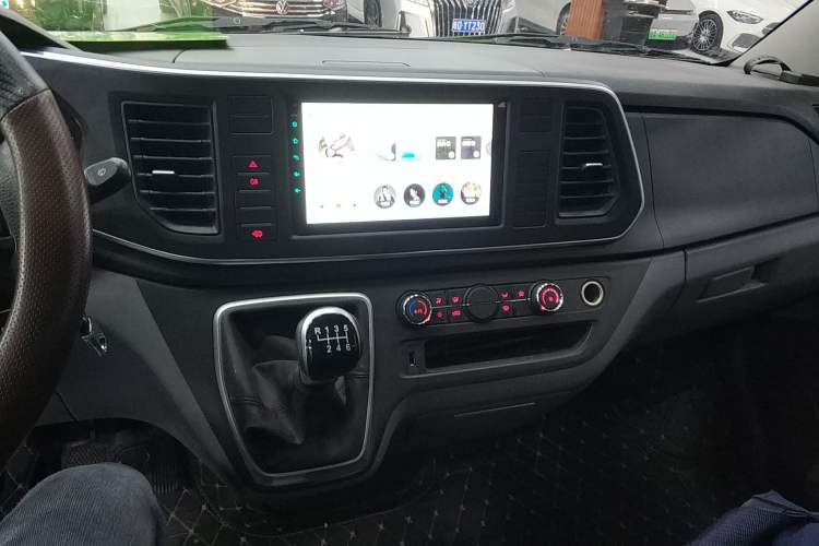 Used SAIC MAXUS Xintu V80 2024 Aotuntong Value Edition 6MT Short Wheelbase Ultra-Low Roof 127 Ps 5/6 Seats Audio And AC Panel