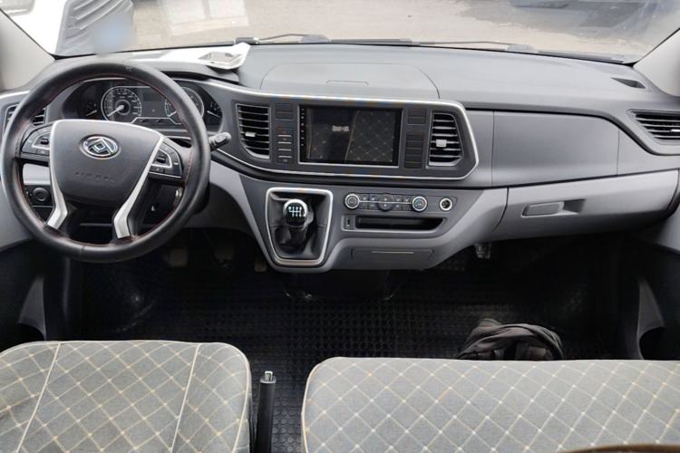 Used SAIC MAXUS Xintu V80 2024 Aotong Value Edition 6MT Long-Wheelbase Mid-Roof Model with 127 Ps Available in 6/7/8/9-Seater Configurations Center Console