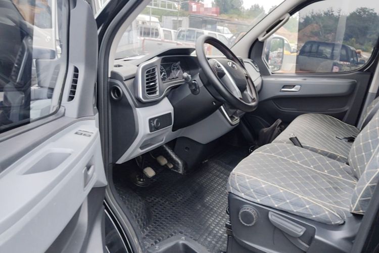 Used SAIC MAXUS Xintu V80 2024 Aotong Value Edition 6MT Long-Wheelbase Mid-Roof Model with 127 Ps Available in 6/7/8/9-Seater Configurations Driver Seat