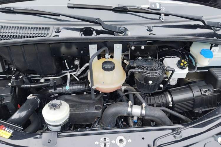 Used SAIC MAXUS Xintu V80 2024 Aotong Value Edition 6MT Long-Wheelbase Mid-Roof Model with 127 Ps Available in 6/7/8/9-Seater Configurations Engine Bay