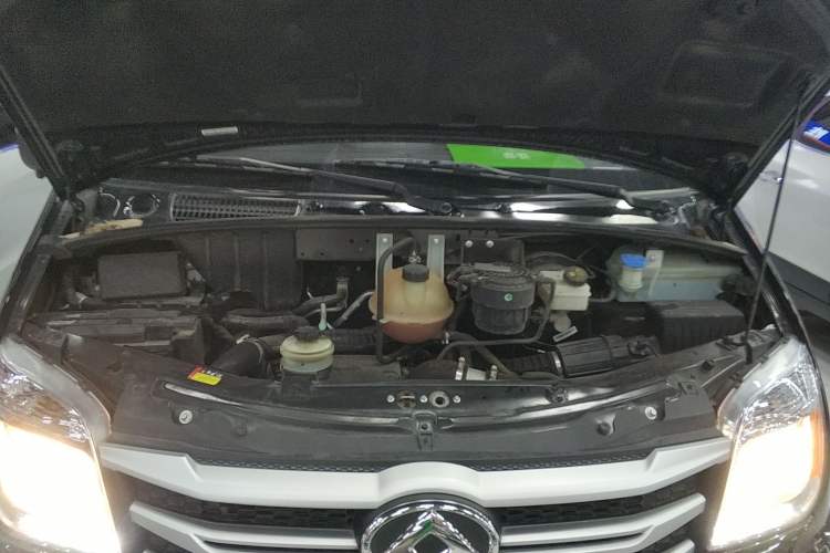 Used SAIC MAXUS Xintu V80 2024 Aotuntong Value Edition 6MT Short Wheelbase Ultra-Low Roof 127 Ps 5/6 Seats Engine Bay