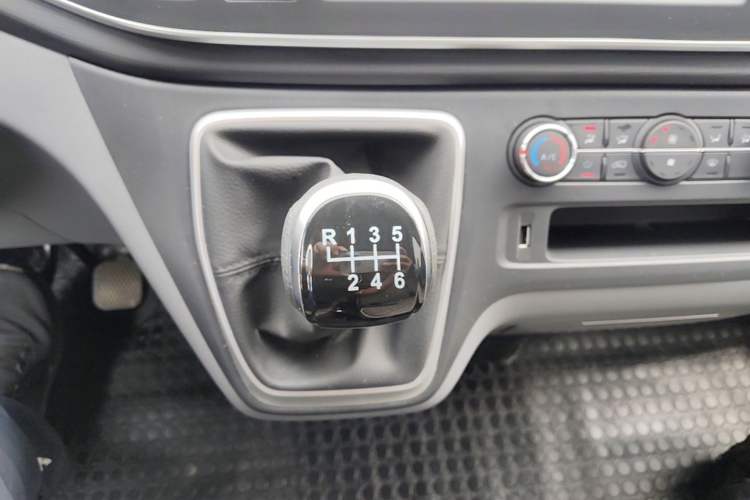 Used SAIC MAXUS Xintu V80 2024 Aotong Value Edition 6MT Long-Wheelbase Mid-Roof Model with 127 Ps Available in 6/7/8/9-Seater Configurations Gear Lever