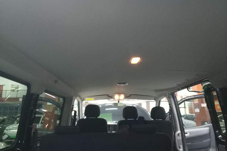 Used SAIC MAXUS Xintu V80 2024 Aotuntong Value Edition 6MT Short Wheelbase Ultra-Low Roof 127 Ps 5/6 Seats Headliner