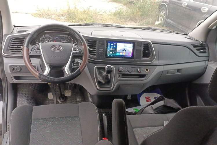 Used SAIC MAXUS Xintu V80 2024 Aotuntong Value Edition 6MT Short Wheelbase Ultra-Low Roof 127 Ps 5/6 Seats Interior 2