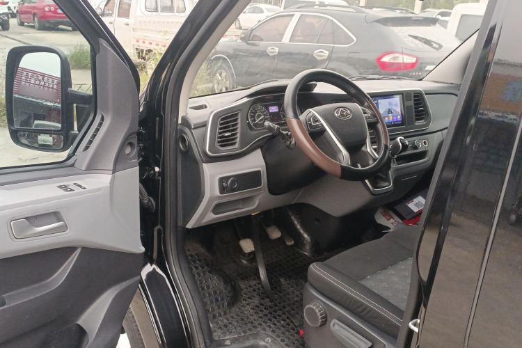Used SAIC MAXUS Xintu V80 2024 Aotuntong Value Edition 6MT Short Wheelbase Ultra-Low Roof 127 Ps 5/6 Seats Interior 3