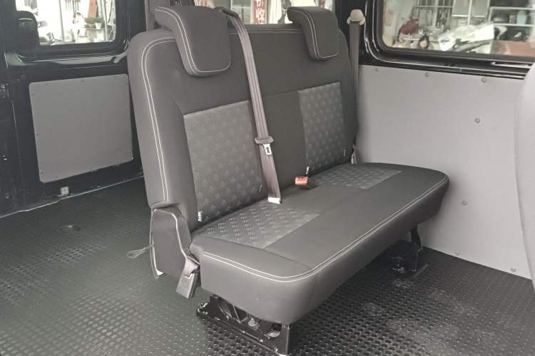 Used SAIC MAXUS Xintu V80 2024 Aotuntong Value Edition 6MT Short Wheelbase Ultra-Low Roof 127 Ps 5/6 Seats Interior 4