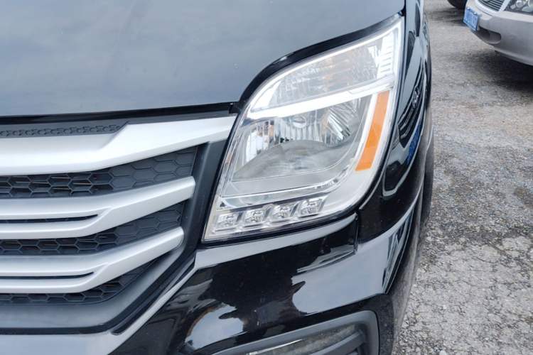 Used SAIC MAXUS Xintu V80 2024 Aotong Value Edition 6MT Long-Wheelbase Mid-Roof Model with 127 Ps Available in 6/7/8/9-Seater Configurations Left Front Headlight