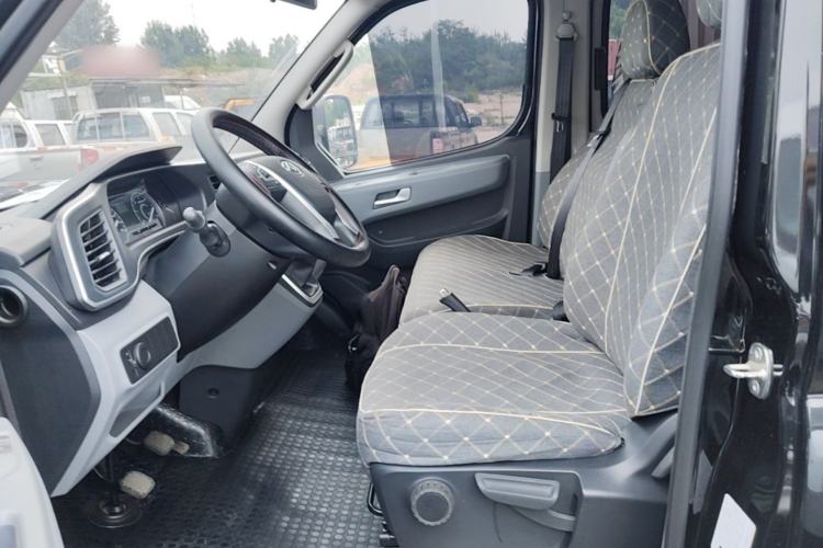 Used SAIC MAXUS Xintu V80 2024 Aotong Value Edition 6MT Long-Wheelbase Mid-Roof Model with 127 Ps Available in 6/7/8/9-Seater Configurations Left Front Seat