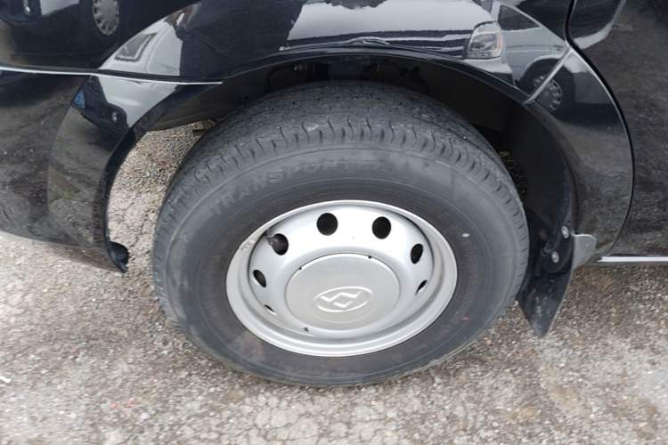 Used SAIC MAXUS Xintu V80 2024 Aotong Value Edition 6MT Long-Wheelbase Mid-Roof Model with 127 Ps Available in 6/7/8/9-Seater Configurations Left Front Wheel Hub