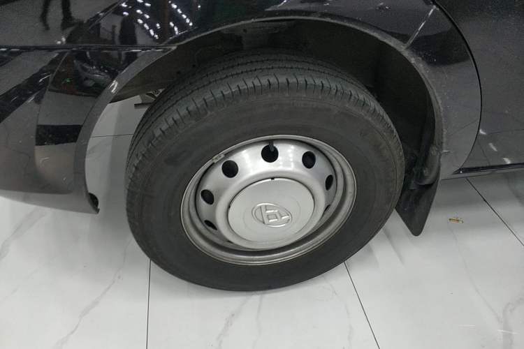 Used SAIC MAXUS Xintu V80 2024 Aotuntong Value Edition 6MT Short Wheelbase Ultra-Low Roof 127 Ps 5/6 Seats Left Front Wheel Hub