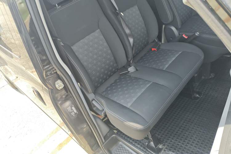Used SAIC MAXUS Xintu V80 2024 Aotong Value Edition 6AMT Long Wheelbase Mid-Roof Model 127 Ps 6/7/8/9-Seater Right Front Seat