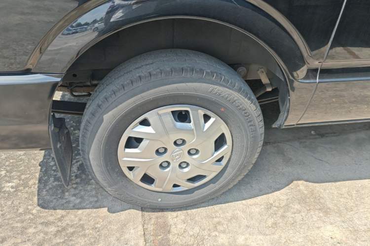 Used SAIC MAXUS Xintu V80 2024 Aotong Value Edition 6AMT Long Wheelbase Mid-Roof Model 127 Ps 6/7/8/9-Seater Right Rear Wheel Hub