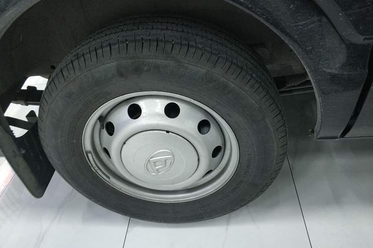 Used SAIC MAXUS Xintu V80 2024 Aotuntong Value Edition 6MT Short Wheelbase Ultra-Low Roof 127 Ps 5/6 Seats Right Rear Wheel Hub