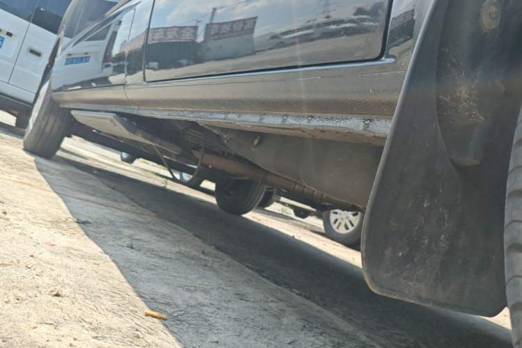 Used SAIC MAXUS Xintu V80 2024 Aotong Value Edition 6AMT Long Wheelbase Mid-Roof Model 127 Ps 6/7/8/9-Seater Right Side Sill