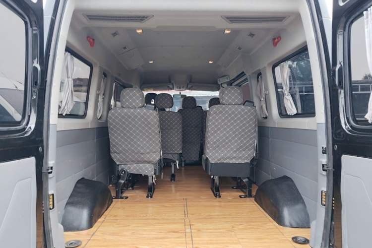 Used SAIC MAXUS Xintu V80 2024 Aotong Value Edition 6MT Long-Wheelbase Mid-Roof Model with 127 Ps Available in 6/7/8/9-Seater Configurations Trunk
