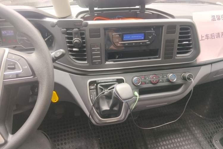 Used SAIC MAXUS Xintu V80 2024 Aotong Value Edition 6AMT Long Wheelbase Mid-Roof Model 127 Ps 6/7/8/9-Seater Audio And AC Panel