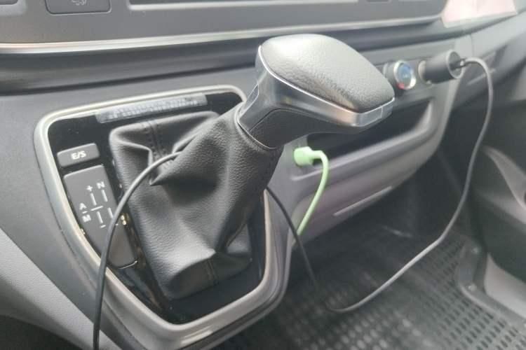 Used SAIC MAXUS Xintu V80 2024 Aotong Value Edition 6AMT Long Wheelbase Mid-Roof Model 127 Ps 6/7/8/9-Seater Gear Lever