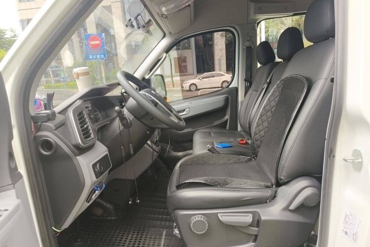 Used SAIC MAXUS Xintu V80 2024 Aotong Value Edition 6AMT Long Wheelbase Mid-Roof Model 127 Ps 6/7/8/9-Seater Left Front Seat