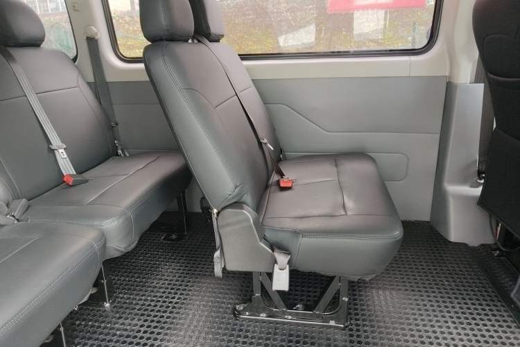 Used SAIC MAXUS Xintu V80 2024 Aotong Value Edition 6AMT Long Wheelbase Mid-Roof Model 127 Ps 6/7/8/9-Seater Left Rear Seat