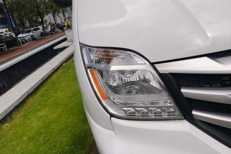 Used SAIC MAXUS Xintu V80 2024 Aotong Value Edition 6AMT Long Wheelbase Mid-Roof Model 127 Ps 6/7/8/9-Seater Right Front Headlight