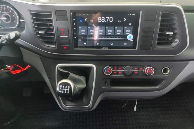 Used SAIC MAXUS Xintu V80 2024 Aotong Value Edition 6MT Long-Wheelbase Mid-Roof Model with 127 Ps Available in 6/7/8/9-Seater Configurations Audio And AC Panel