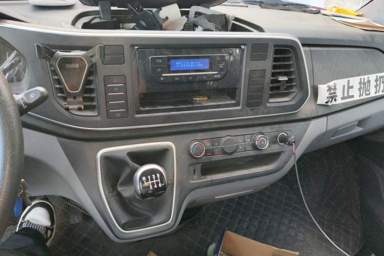 Used SAIC MAXUS Xintu V80 2024 Aotong Value Edition 6MT Long-Wheelbase Mid-Roof Model with 127 Ps Available in 6/7/8/9-Seater Configurations Audio And AC Panel