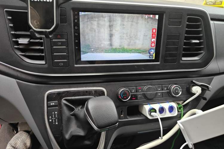 Used SAIC MAXUS Xintu V80 2024 Facelift Aoyuntong 6AMT Long Wheelbase Mid-Roof Version 147 Ps 6/7/8/9-Seater Audio And AC Panel