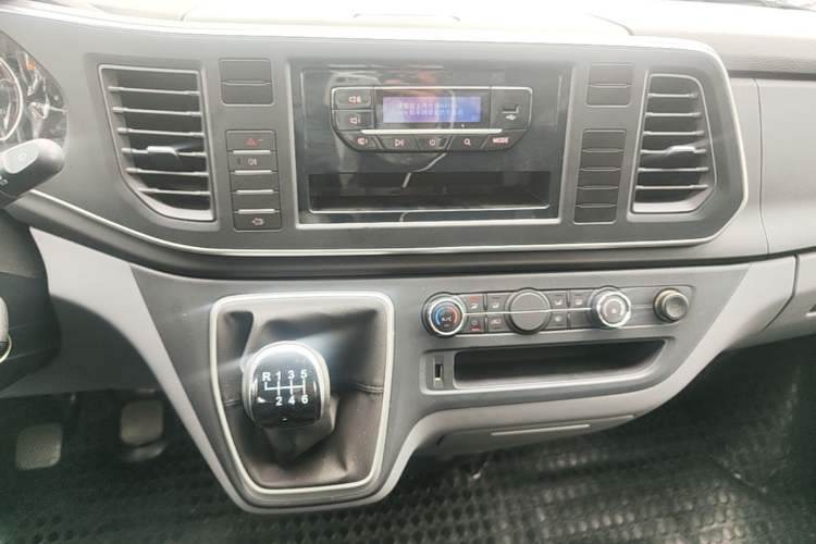 Used SAIC MAXUS Xintu V80 2024 Aotong Value Edition 6MT Long-Wheelbase Mid-Roof Model with 127 Ps Available in 6/7/8/9-Seater Configurations Audio And AC Panel