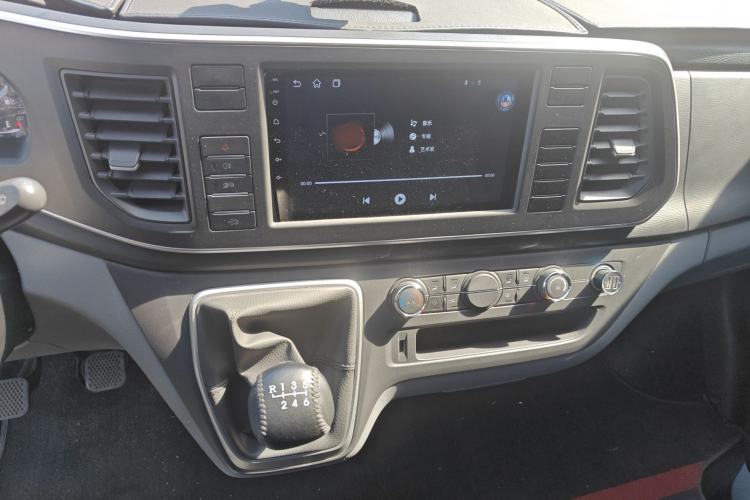 Used SAIC MAXUS Xintu V80 2024 Facelift Aoyuntong 6MT Short Wheelbase Mid-Height Version 147 Ps 5/6 Seats Audio And AC Panel