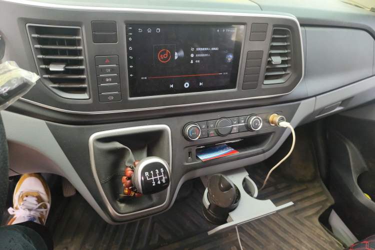 Used SAIC MAXUS Xintu V80 2024 Aotuntong 6MT Short-Wheelbase Mid-Roof Model with 127 Ps 5/6 Seats Audio And AC Panel