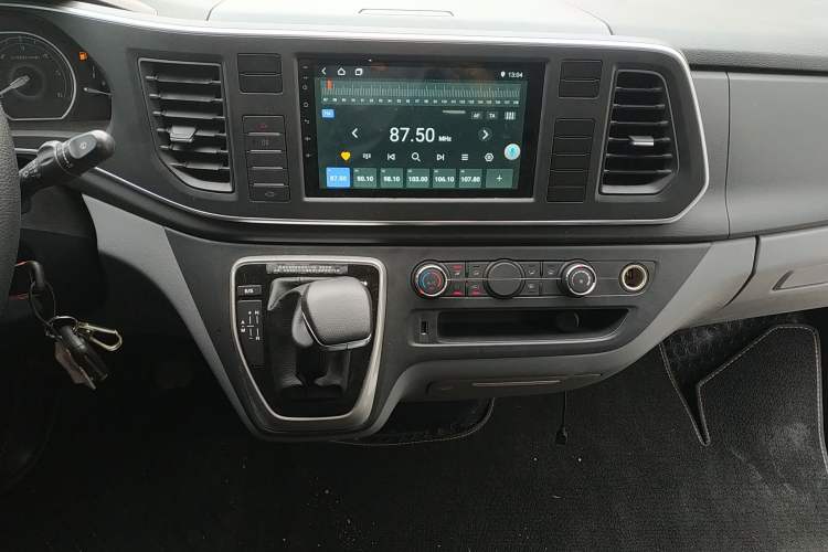 Used SAIC MAXUS Xintu V80 2024 Aotong Value Edition 6AMT Short Wheelbase Mid-Roof Model 127 Ps 5/6 Seats Audio And AC Panel