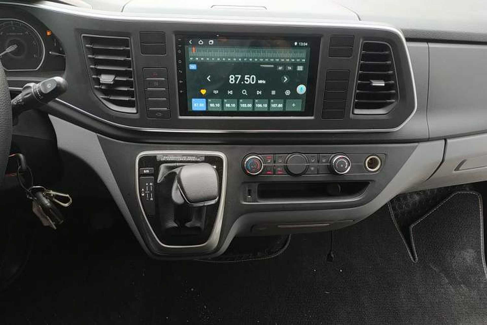 Used SAIC MAXUS Xintu V80 2024 Aotong Value Edition 6AMT Short Wheelbase Mid-Roof Model 127 Ps 5/6 Seats Audio And AC Panel