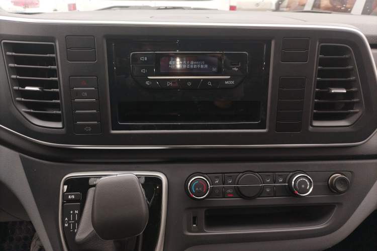 Used SAIC MAXUS Xintu V80 2024 Aotong Value Edition 6AMT Short Wheelbase Mid-Roof Model 127 Ps 5/6 Seats Audio And AC Panel
