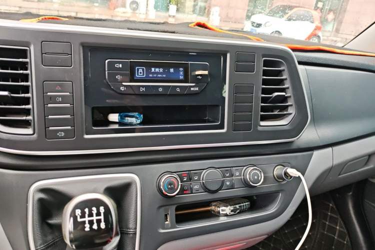 Used SAIC MAXUS Xintu V80 2024 Aotong Value Edition 6MT Short Wheelbase Mid-Height Roof 127 Ps 5-Seater Audio And AC Panel