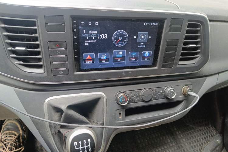Used SAIC MAXUS Xintu V80 2024 Aotong Value Edition 6MT Long-Wheelbase Mid-Roof Model with 127 Ps Available in 6/7/8/9-Seater Configurations Audio And AC Panel