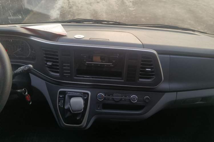 Used SAIC MAXUS Xintu V80 2024 Aotong Value Edition 6AMT Short Wheelbase Mid-Roof Model 127 Ps 5/6 Seats Audio And AC Panel