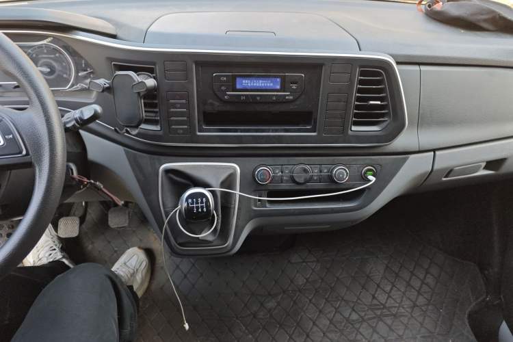 Used SAIC MAXUS Xintu V80 2024 Aotong Value Edition 6MT Long-Wheelbase Mid-Roof Model with 127 Ps Available in 6/7/8/9-Seater Configurations Audio And AC Panel